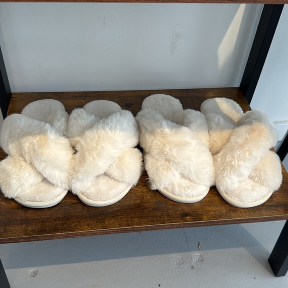 White slippers - Picture 2 of 2